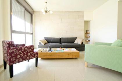 Charming Central Two Bedroom Apartment- Trumpeldor St. - image 1