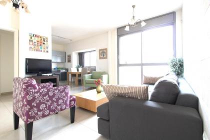 Charming Central Two Bedroom Apartment- Trumpeldor St. - image 2