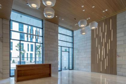 Stylish 1 bedroom in city center - image 8