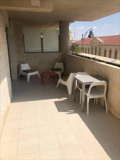 Cozy Central Apartment with Terrace Sukkah - image 3