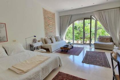 Cosy Studio in Mamilla free parking up to 5 ppl - image 27