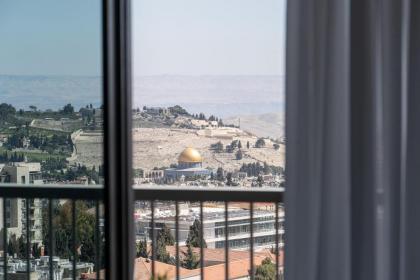 Luxury 1BDR With Amazing View To The Old City - image 3