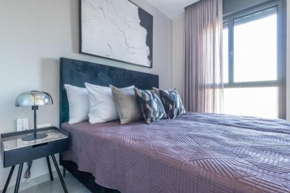 Luxury 1BDR With Amazing View To The Old City - image 4