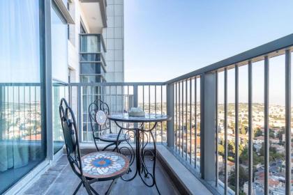 Luxury 1BDR With Amazing View To The Old City - image 6