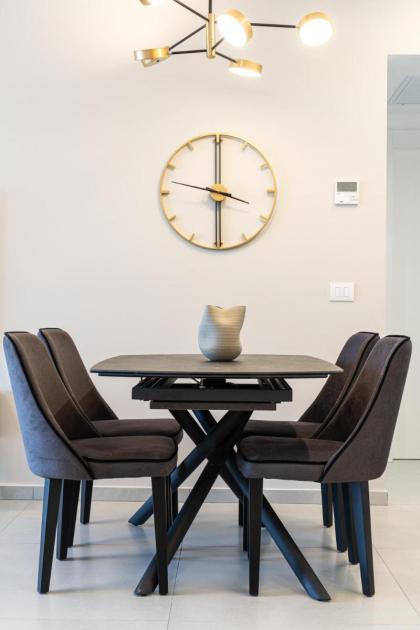 Captivating 1Bdr Getaway with Unparalleled Views of the Historic City - image 16