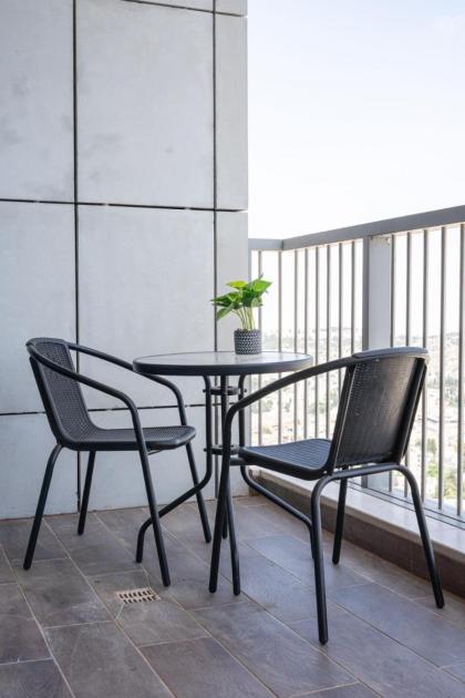 Captivating 1Bdr Getaway with Unparalleled Views of the Historic City - image 21