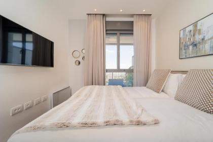 Captivating 1Bdr Getaway with Unparalleled Views of the Historic City - image 22