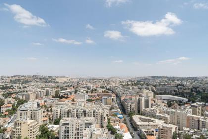 Captivating 1Bdr Getaway with Unparalleled Views of the Historic City - image 30