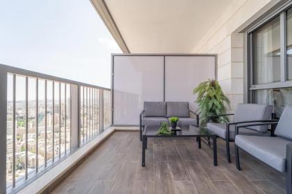 Captivating 1Bdr Getaway with Unparalleled Views of the Historic City - image 4