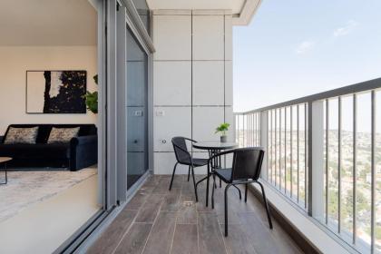 Captivating 1Bdr Getaway with Unparalleled Views of the Historic City - image 6