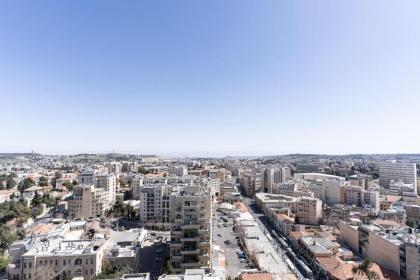 Captivating 1Bdr Getaway with Unparalleled Views of the Historic City - image 8
