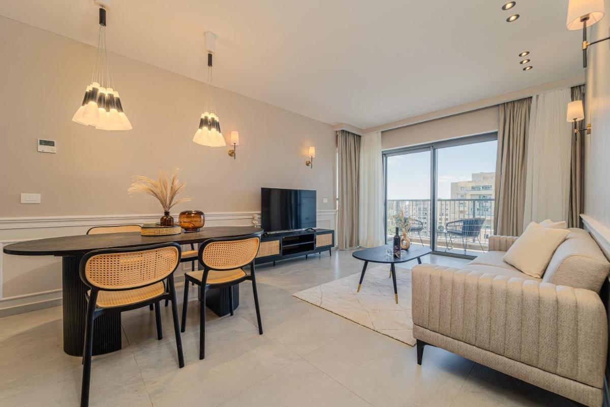 Charming 1Bdr Gem with Astonishing Views Overlooking the Historic Town - image 2