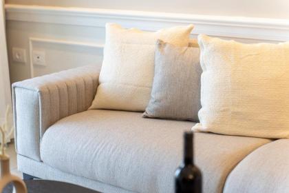 Charming 1Bdr Gem with Astonishing Views Overlooking the Historic Town - image 28