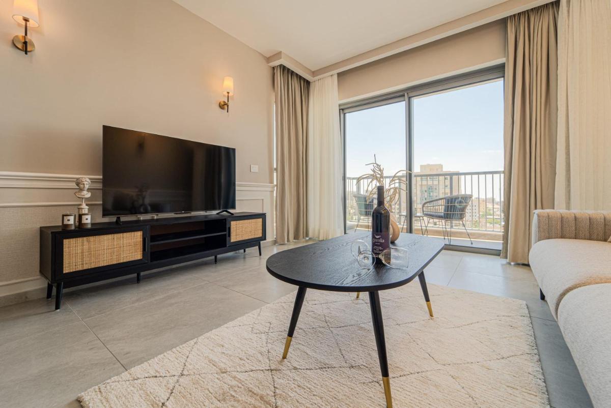 Charming 1Bdr Gem with Astonishing Views Overlooking the Historic Town - image 3