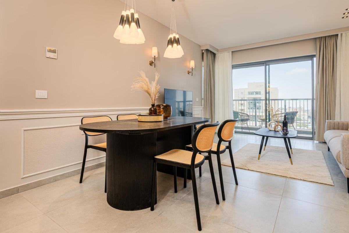 Charming 1Bdr Gem with Astonishing Views Overlooking the Historic Town - image 4