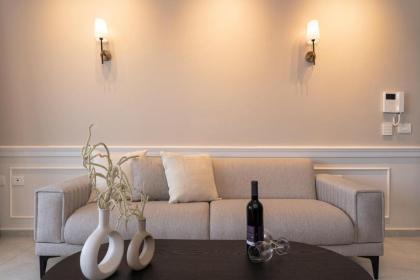 Charming 1Bdr Gem with Astonishing Views Overlooking the Historic Town - image 5