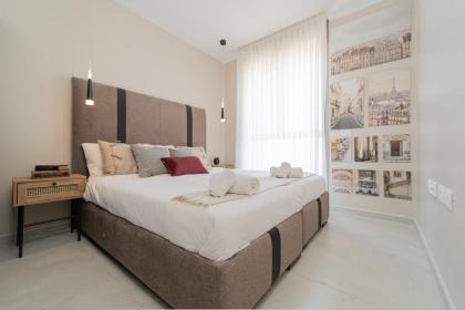 Charming 1Bdr Gem with Astonishing Views Overlooking the Historic Town - image 7