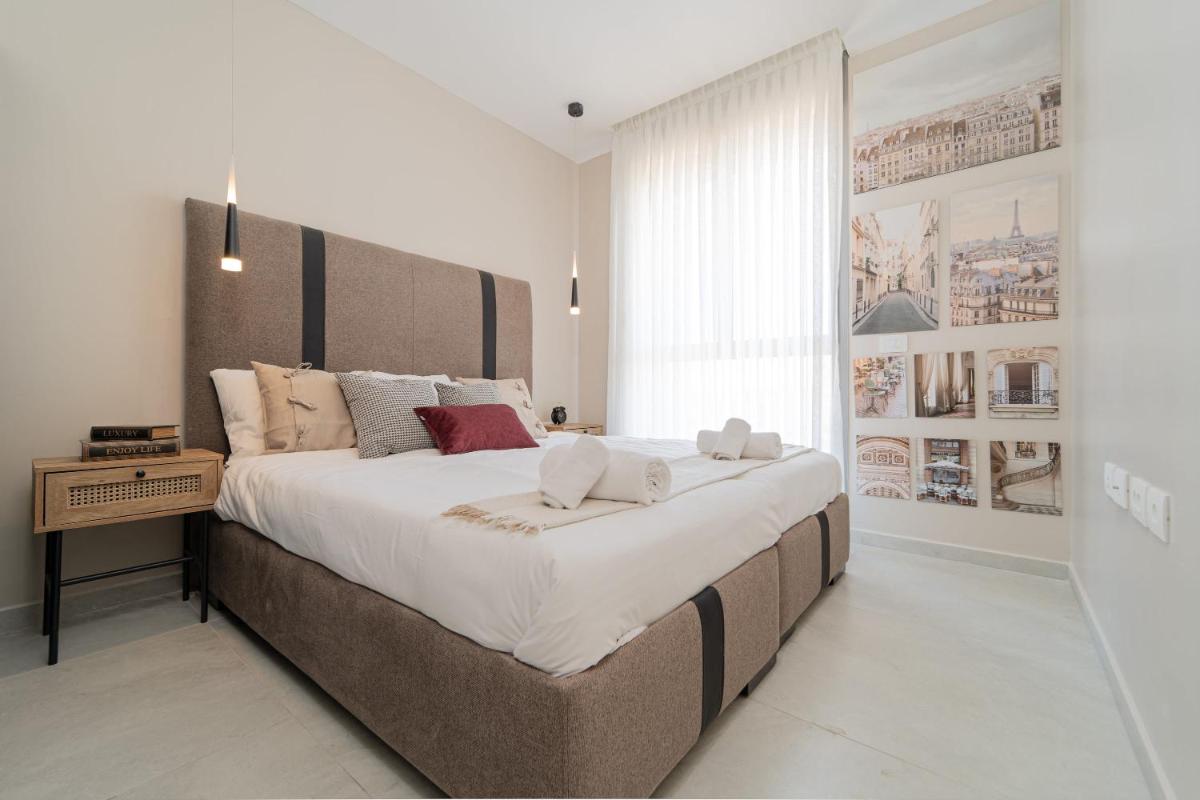 Charming 1Bdr Gem with Astonishing Views Overlooking the Historic Town - image 7