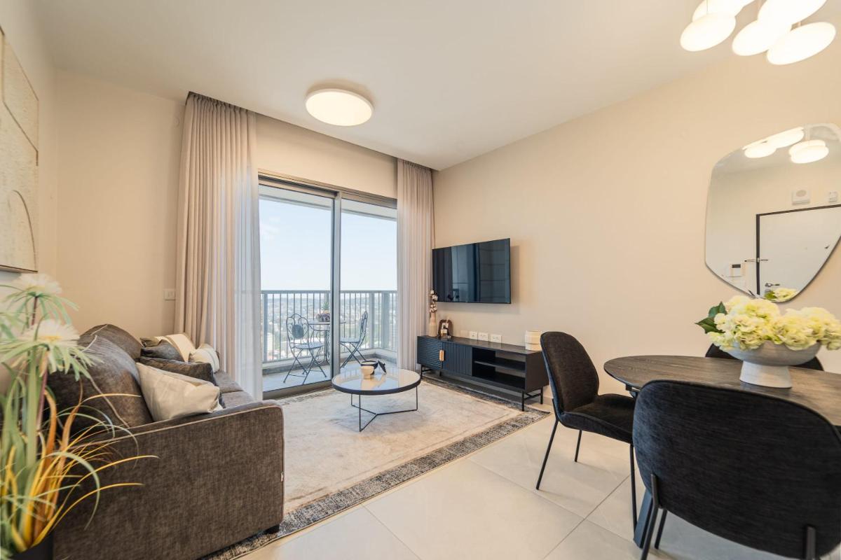 Enchanting 1Bdr Hideaway with Mesmerizing Views of the Old Cityscape - main image