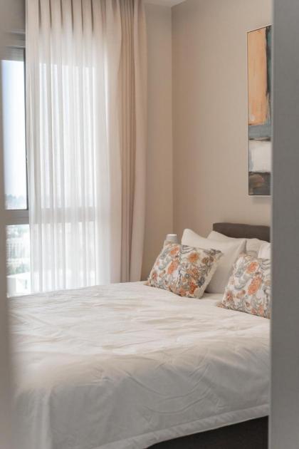 Enchanting 1Bdr Hideaway with Mesmerizing Views of the Old Cityscape - image 12