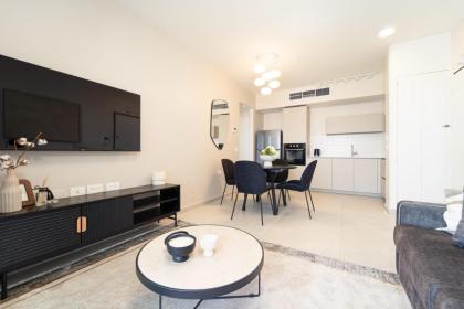 Enchanting 1Bdr Hideaway with Mesmerizing Views of the Old Cityscape - image 13