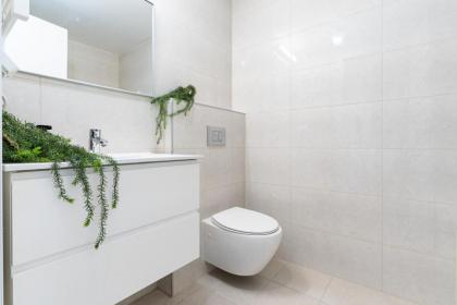 Enchanting 1Bdr Hideaway with Mesmerizing Views of the Old Cityscape - image 19