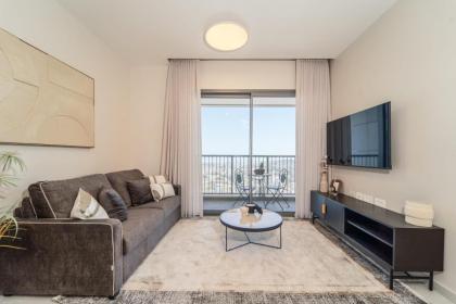 Enchanting 1Bdr Hideaway with Mesmerizing Views of the Old Cityscape - image 2