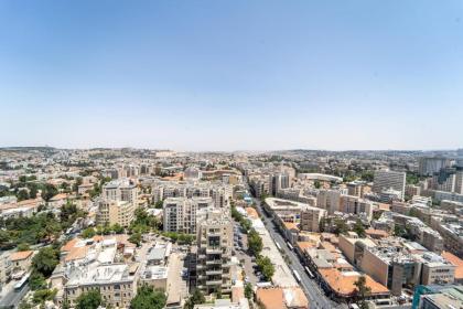 Enchanting 1Bdr Hideaway with Mesmerizing Views of the Old Cityscape - image 22