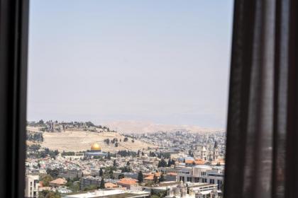 Enchanting 1Bdr Hideaway with Mesmerizing Views of the Old Cityscape - image 23