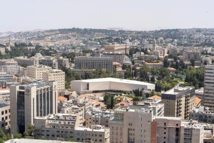Enchanting 1Bdr Hideaway with Mesmerizing Views of the Old Cityscape - image 25