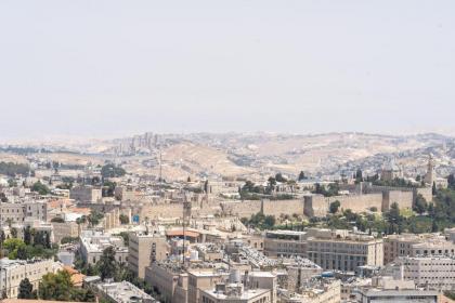 Enchanting 1Bdr Hideaway with Mesmerizing Views of the Old Cityscape - image 26