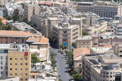 Enchanting 1Bdr Hideaway with Mesmerizing Views of the Old Cityscape - image 27