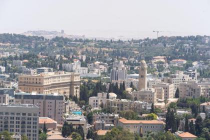 Enchanting 1Bdr Hideaway with Mesmerizing Views of the Old Cityscape - image 28