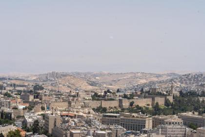 Enchanting 1Bdr Hideaway with Mesmerizing Views of the Old Cityscape - image 29