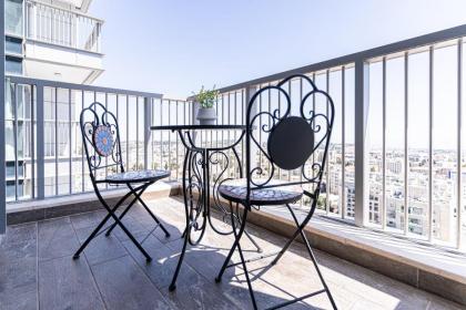 Enchanting 1Bdr Hideaway with Mesmerizing Views of the Old Cityscape - image 4