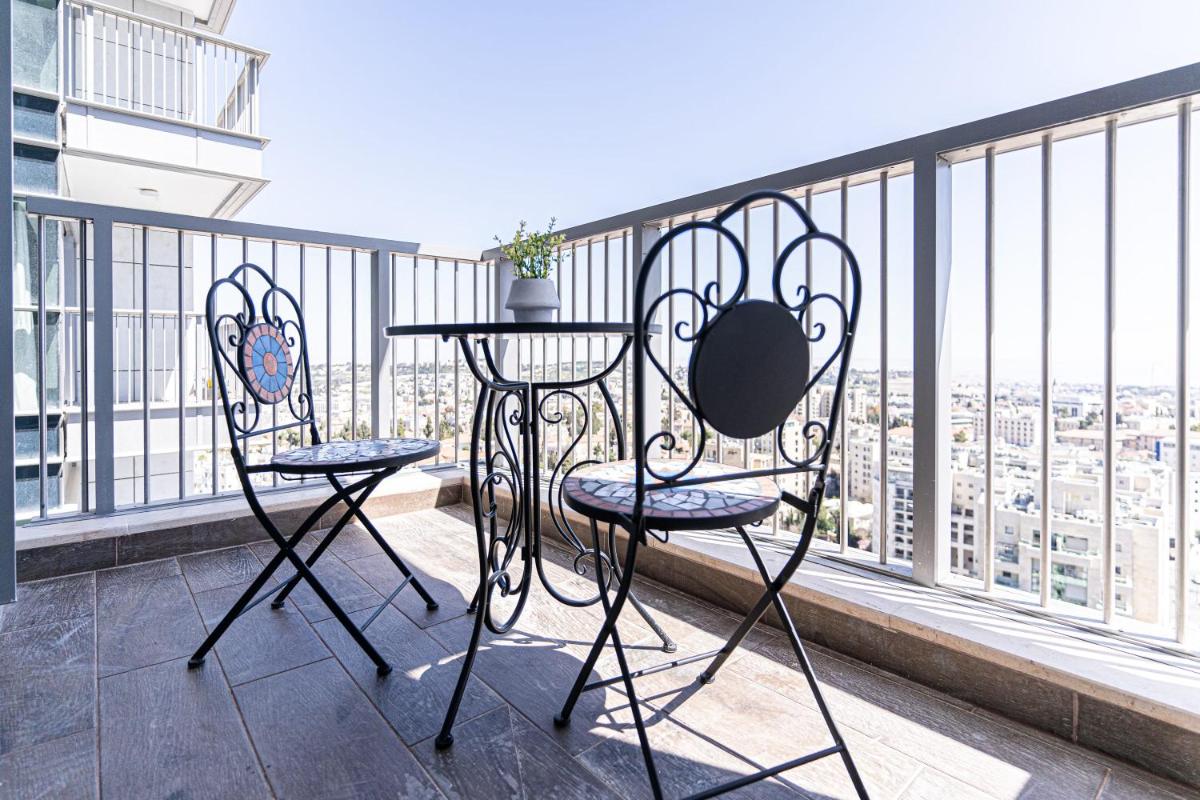 Enchanting 1Bdr Hideaway with Mesmerizing Views of the Old Cityscape - image 4