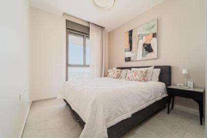 Enchanting 1Bdr Hideaway with Mesmerizing Views of the Old Cityscape - image 5