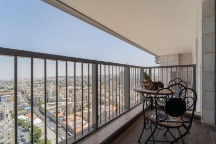 Enchanting 1Bdr Hideaway with Mesmerizing Views of the Old Cityscape - image 6