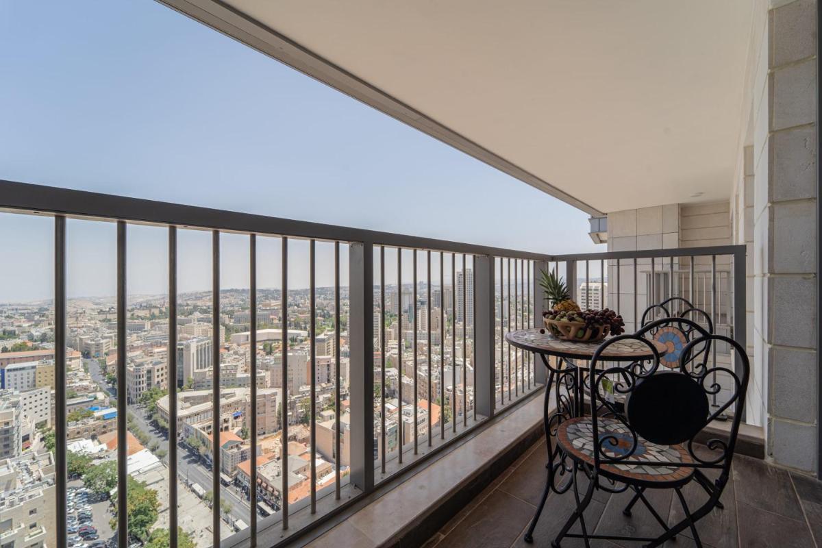 Enchanting 1Bdr Hideaway with Mesmerizing Views of the Old Cityscape - image 6
