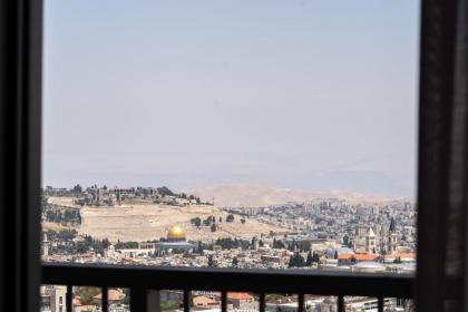 Enchanting 1Bdr Hideaway with Mesmerizing Views of the Old Cityscape - image 7