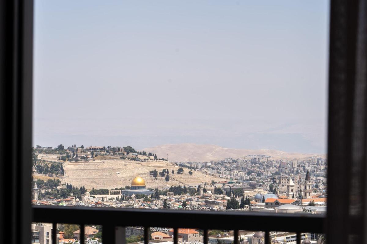 Enchanting 1Bdr Hideaway with Mesmerizing Views of the Old Cityscape - image 7