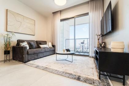 Enchanting 1Bdr Hideaway with Mesmerizing Views of the Old Cityscape - image 8