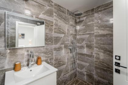 New Luxury 3 BR - Next the Orient Hotel - image 29