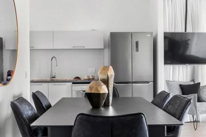 Captivating 2Bdr Getaway with Unparalleled Views of the Old City - image 10