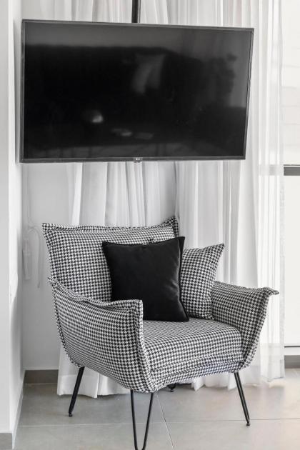 Captivating 2Bdr Getaway with Unparalleled Views of the Old City - image 14