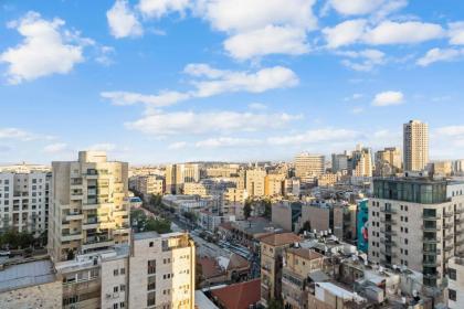Captivating 2Bdr Getaway with Unparalleled Views of the Old City - image 19