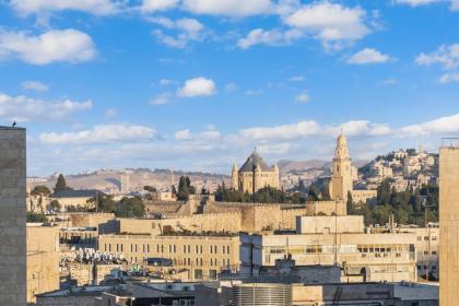 Captivating 2Bdr Getaway with Unparalleled Views of the Old City - image 20