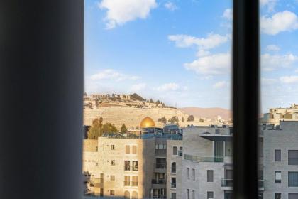 Captivating 2Bdr Getaway with Unparalleled Views of the Old City - image 26