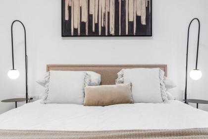 Captivating 2Bdr Getaway with Unparalleled Views of the Old City - image 28