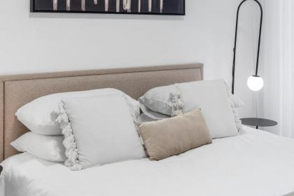 Captivating 2Bdr Getaway with Unparalleled Views of the Old City - image 29